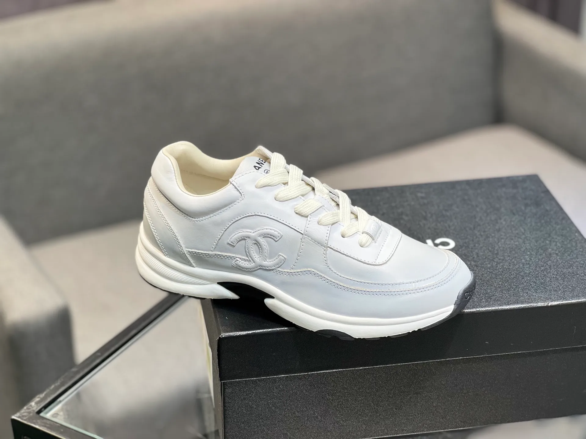 Men's men's shoes 💰660 Exclusive real shot (top version) CHANEL Chanel 2025ss color matching thick-soled casual sports shoes and sneakers. The counter is synchronized. The counter is very popular. A shoe that is very difficult to buy. The most popular thick-soled panda shoes on the Internet. It can be imagined that Xiaoxiang control can't miss it. It has both good looks and comfort. Simple and versatile white shoes. The thick sole increases the height and is super versatile. Close your eyes and wear it. Whoever wears it will look better. Upper: calfskin Lining: imported sheepskin lining Outsole: TPU original outsole Size: 35-44 (customized for women 41 and 40, and 45 for men)